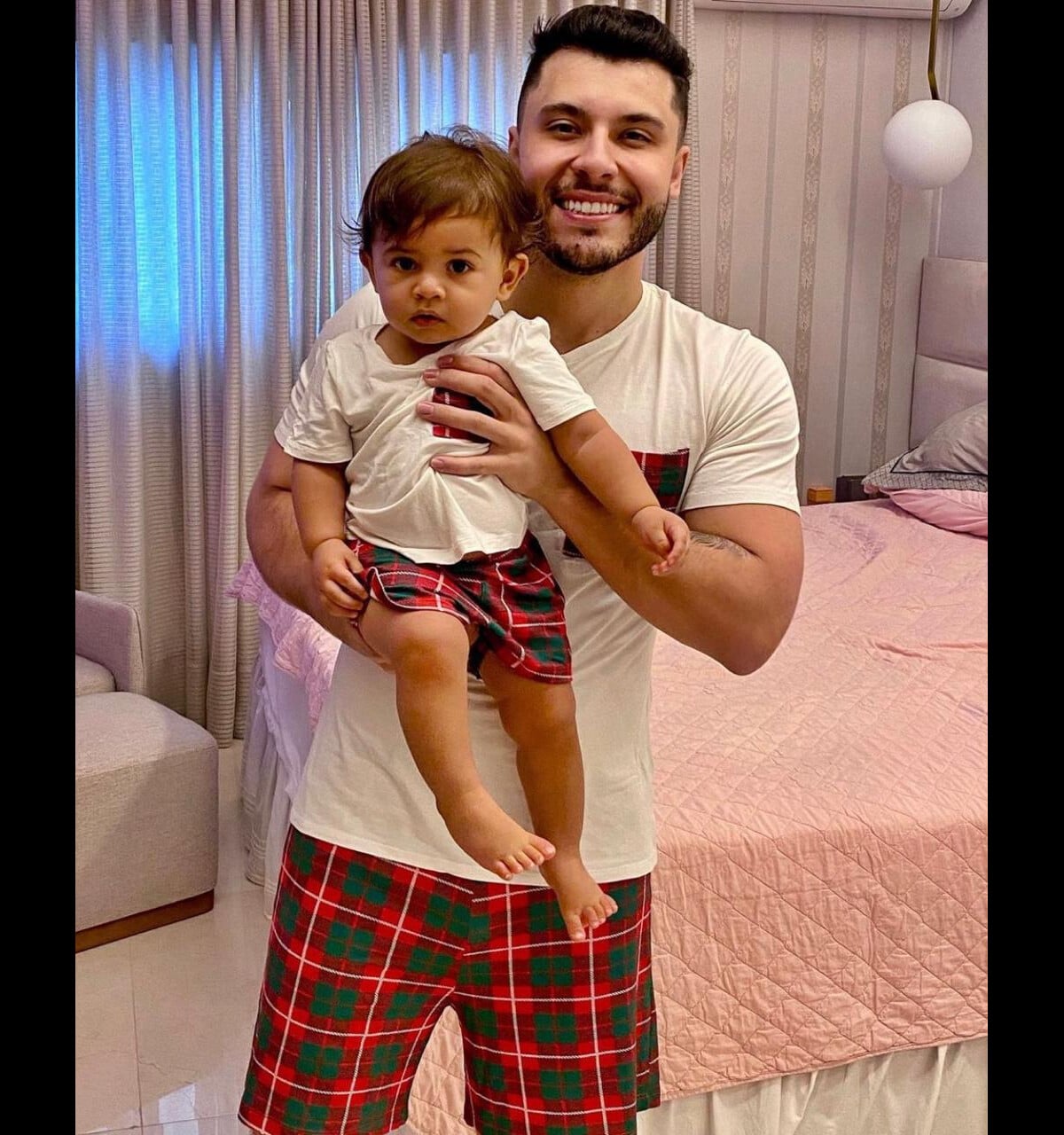 Foto: Filho de Marília Mendonça combina pijama de Natal com o pai ...