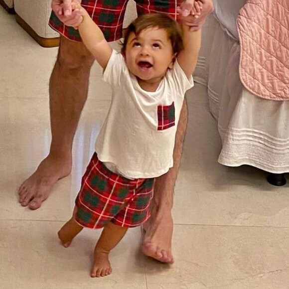 Filho de Marília Mendonça encanta em fotos de Natal