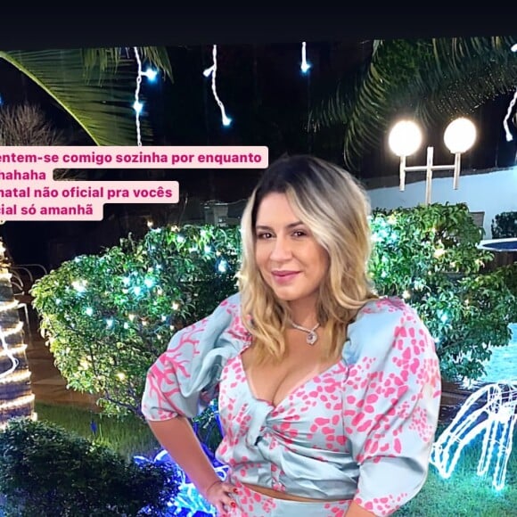 Marília Mendonça usa colar brilhoso com cropped e calça pantalona