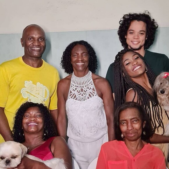 Erika Januza e o namorado, Jean Nakamura, comemoraram o Natal com a família da atriz em Minas Gerais