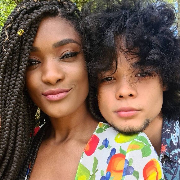 Erika Januza e o namorado, Juan Nakamura, filho de Carol Nakamura, estão juntos desde abril de 2020