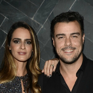 Marcella Fogaça exibiu a barriga de grávida em foto com o noivo, Joaquim Lopes