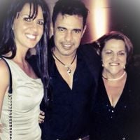 Zezé Di Camargo posa com a namorada, Graciele Lacerda, e a sogra em show
