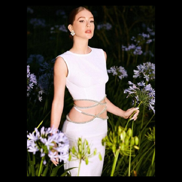 O conjunto de top e saia de Marina Ruy Barbosa possui pedrarias e amarrações na cintura