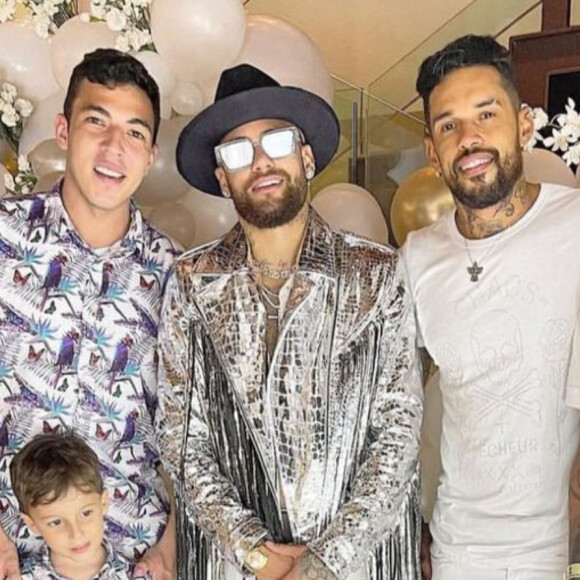 De 'Homem de Lata' a 'caubói espacial': Neymar agita web com look prateado no Réveillon