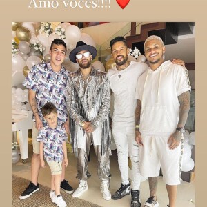 Neymar posa com amigos em festa de Réveillon