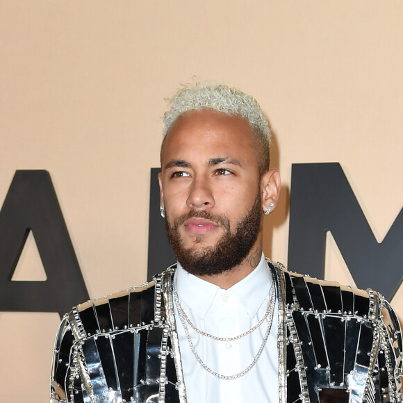Neymar viralizou na web com o look prateado usado no Ano-Novo