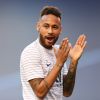 Neymar agita web com look prateado no Réveillon e é comparado a personagens na web