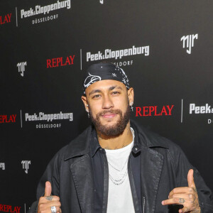 Estilo de Neymar no Ano-Novo vira assunto na web