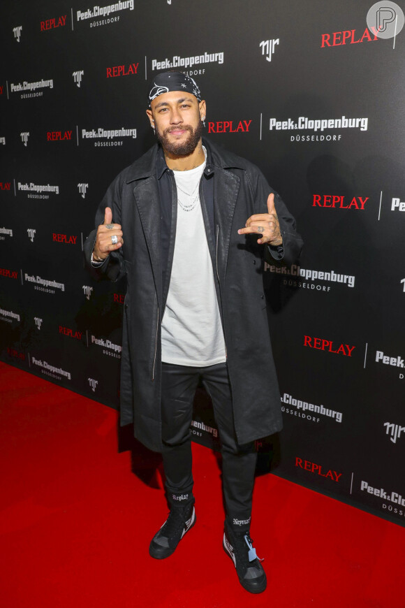 Estilo de Neymar no Ano-Novo vira assunto na web