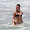A atriz se refrescou no mar após se exercitar pela orla do Leblon, na Zona Sul do Rio de Janeiro