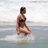 Bruna Linzmeyer se exercita na orla e depois se refresca no mar da praia do Leblon, na Zona Sul do Rio de Janeiro