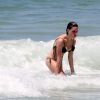Bruna Linzmeyer se exercita na orla e depois se refresca no mar da praia do Leblon, na Zona Sul do Rio de Janeiro
