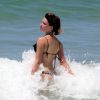 De novo visual, Bruna Linzmeyer mergulhou no mar da praia do Leblon, na Zona Sul do Rio de Janeiro, nesta segunda-feira, 10 de novembro de 2014