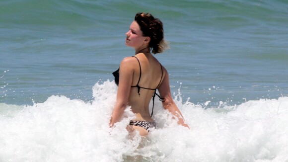Bruna Linzmeyer não exibe mais tatuagem temporária durante mergulho em praia