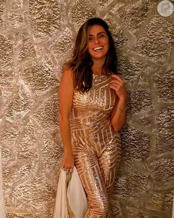 Giovanna Antonelli aposta em look dourado para festa de Ano-Novo