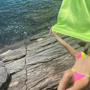 Giovanna Antonelli posa de biquíni ao mandar mensagem para seguidores