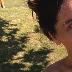 Giovanna Antonelli aposta em biquíni neon