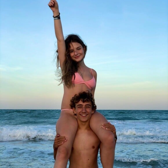 Sophia Valverde também posou na praia com Enzo Krieger