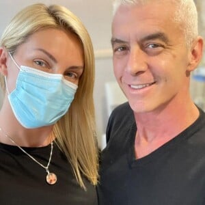 Ana Hickmann posta foto ao lado do marido, que luta contra câncer