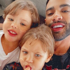 Gusttavo Lima e os filhos, Gabriel e Samuel, estão no apartamento novo do cantor