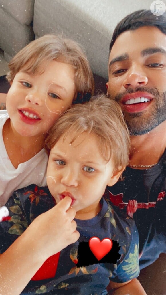 Gusttavo Lima e os filhos, Gabriel e Samuel, estão no apartamento novo do cantor