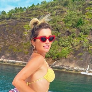 Flávia Alessandra posa de biquíni em barco