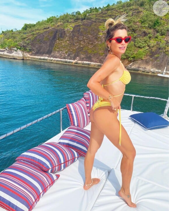 Flávia Alessandra posa de biquíni em barco