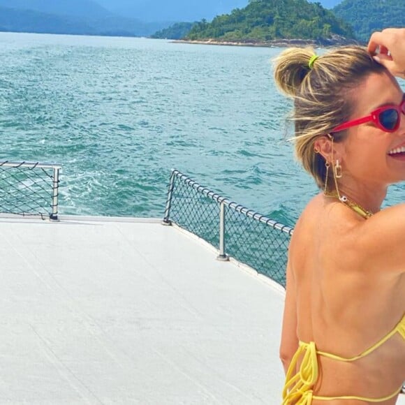 Flávia Alessandra exibe bumbum em foto de biquíni