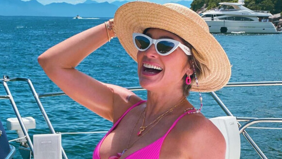 Flávia Alessandra posa de biquíni em barco e recebe elogios: 'Que corpo'