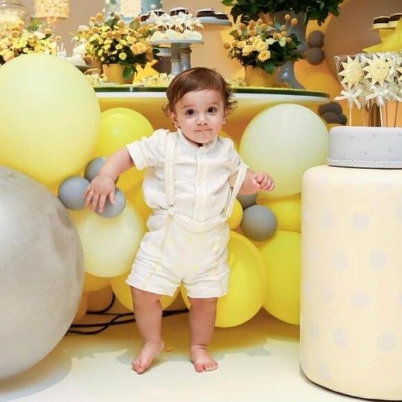 Alok mostra filho, Ravi, vestido com macacão estiloso em aniversário de 1 ano