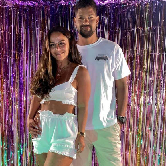 Viviane Araujo passou a virada do ano em Búzios, no litoral norte do RJ, com namorado, Guilherme Militão