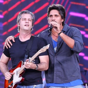 Ex de Victor Chaves se aproxima do sertanejo em prol dos dois filhos