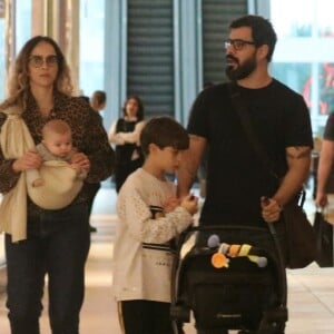 Juliano Cazarré e a mulher, Leticia Bastos, são pais de Vicente (10 anos), Inácio (7 anos) e Gaspar (1 ano)