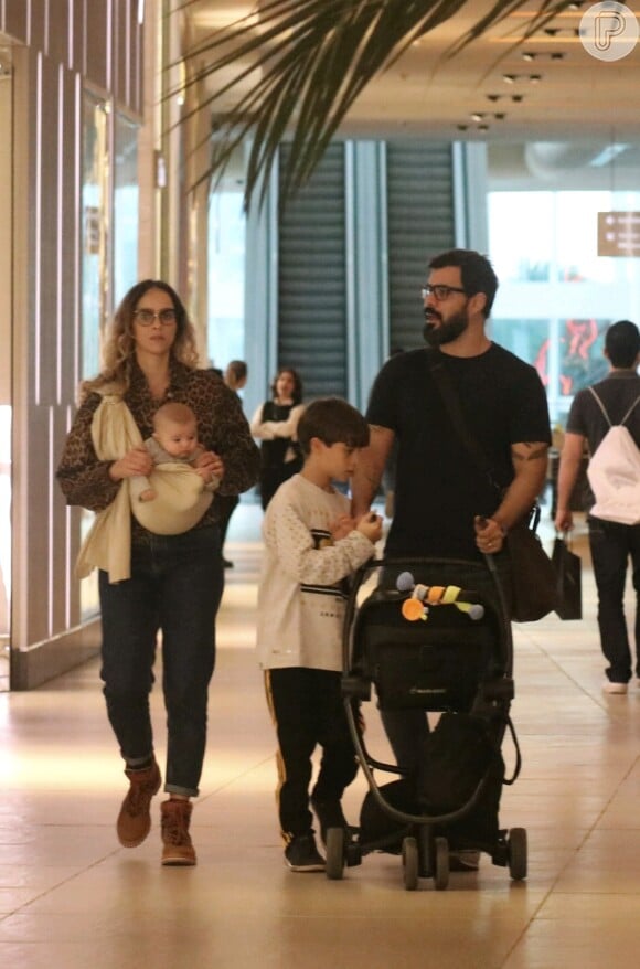 Juliano Cazarré e a mulher, Leticia Bastos, são pais de Vicente (10 anos), Inácio (7 anos) e Gaspar (1 ano)