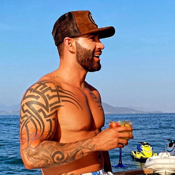 Uma fã de Gusttavo Lima filmou o cantor em sua lancha