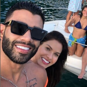 Andressa Suita e Gusttavo Lima apareceram em outra foto postada pela fã do cantor que os encontrou durante um passeio de barco