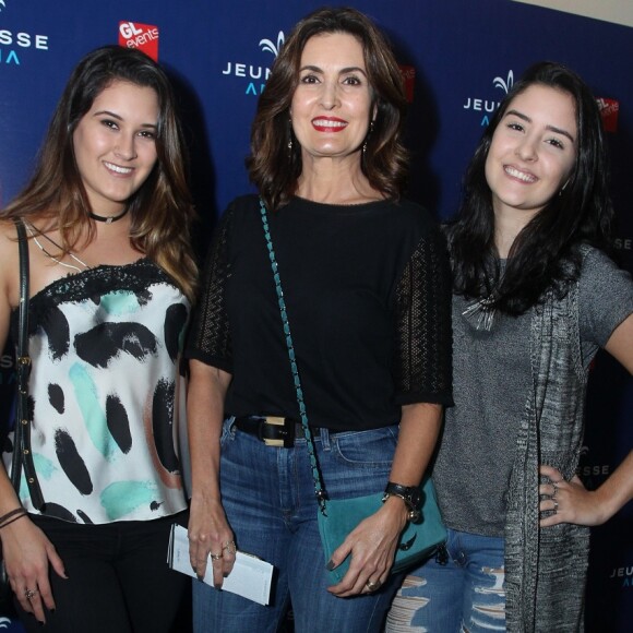 Filha de Fátima Bernardes, Bia Bonemer contou que se dá bem com os padrastos