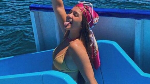 Mel Maia faz passeio de barco e fica impressionada com marca do biquíni: 'Vou descascar'