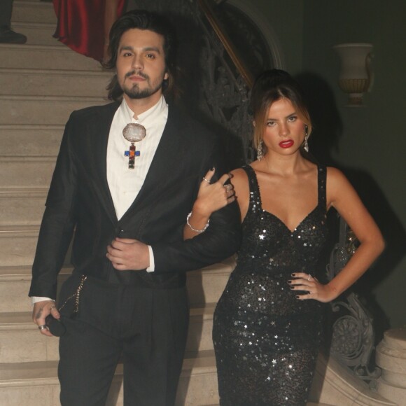 Giulia Be dividiu os vocais com Luan Santana no hit 'Inesquecível'