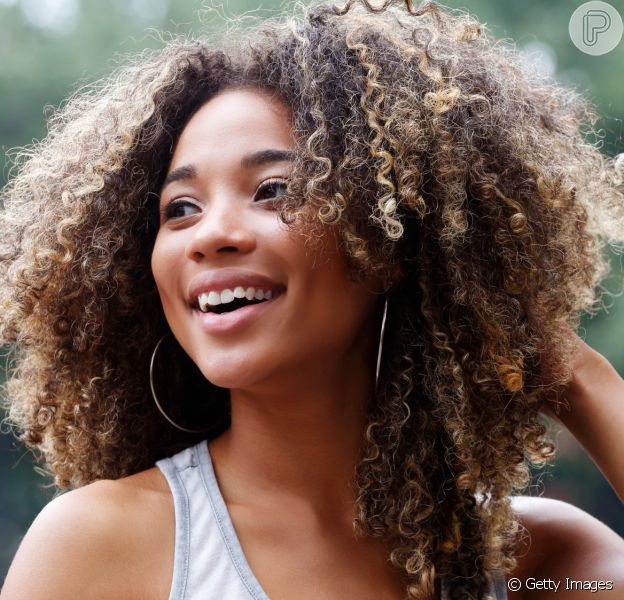 Dicas de produtos para cuidar do cabelo cacheado
