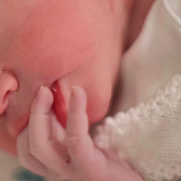 2º filho de Gabi Brandt e Saulo Poncio é tietado pela mãe em foto