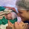 Saulo Poncio mostra Gabi Brandt amamentando pela 1ª vez do 2º filho