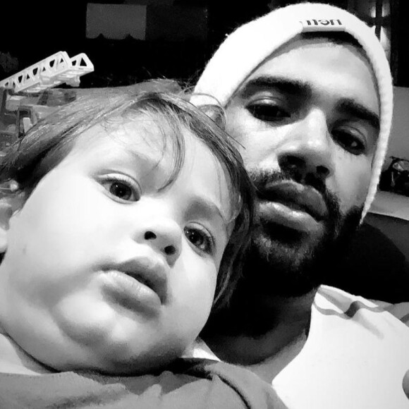 Gusttavo Lima faz foto com o filho mais novo, Samuel