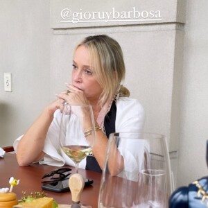 Mãe de Marina Ruy Barbosa marca presença em aniversário