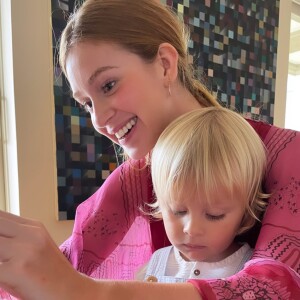 Marina Ruy Barbosa faz foto com filho de Shantal