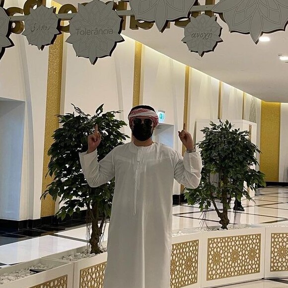 Maiara exibe Fernando à caráter para visitar  a Mesquita do Sheik Zayed
