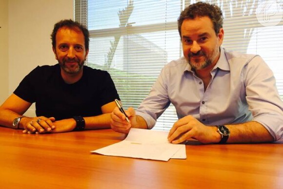Dan Stulbach assina contrato com a Band ao lado de Diego Guebel, diretor geral de conteúdo da emissora, em 11 de novembro de 2014