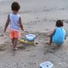 Andressa Suita filma filhos brincando na areia