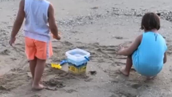 Andressa Suita filma filhos brincando na areia